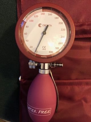 Sfigmomanometro con bracciale e pera