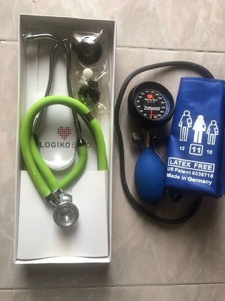 Sfigmomanometro con bracciale e pera