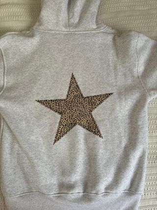 Sudadera gris con estrella leopardo