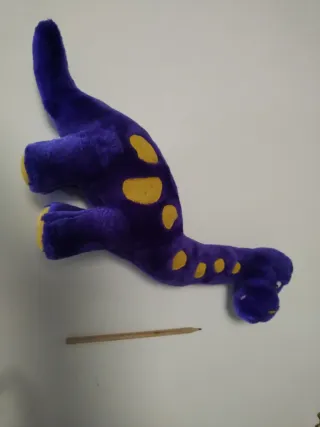 Peluche dinosaurio morado con manchas amarillas