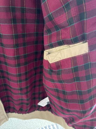 Cazadora Teddy Smith Beige tiene un botón roto