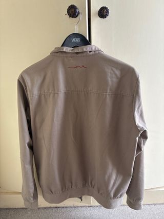 Cazadora Teddy Smith Beige tiene un botón roto