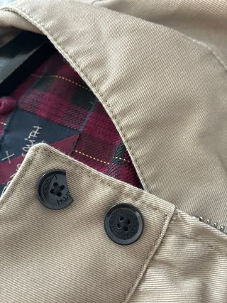 Cazadora Teddy Smith Beige tiene un botón roto