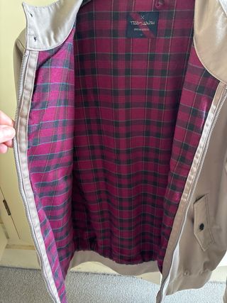 Cazadora Teddy Smith Beige tiene un botón roto