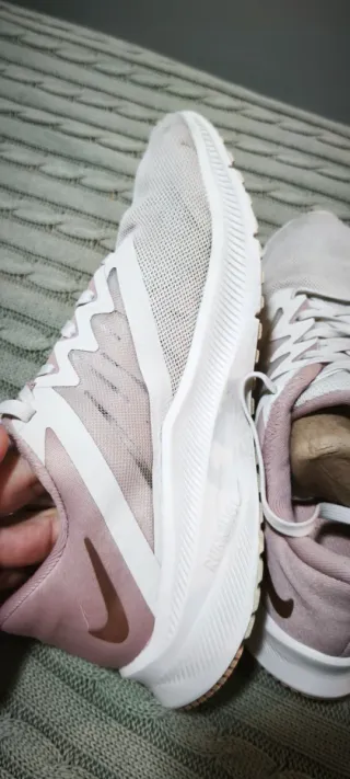 Zapatillas Nike Running Mujer Blancas y Doradas