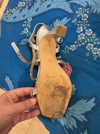 Sandalias doradas con pedrería