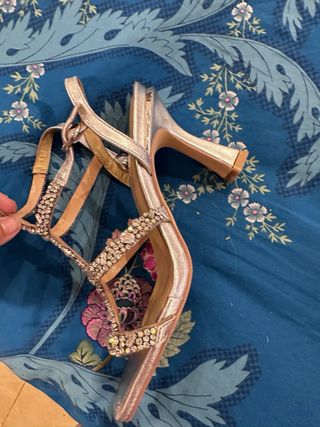 Sandalias doradas con pedrería