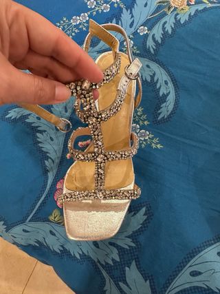 Sandalias doradas con pedrería