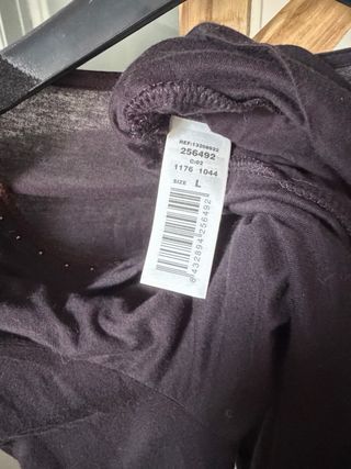 Camiseta Mango cruzada marrón chocolate.