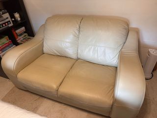 Sofá de piel beige 2 plazas