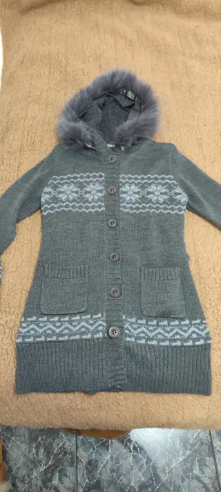 Chaqueta de punto con capucha y pelo