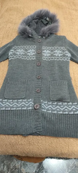 Chaqueta de punto con capucha y pelo