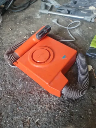 Aspiradora naranja vintage