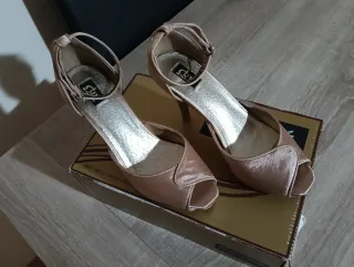 Zapatos de tacón dorados