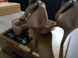 Zapatos de tacón dorados