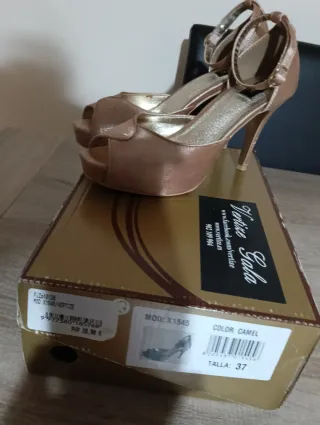 Zapatos de tacón dorados