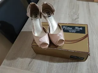 Zapatos de tacón dorados