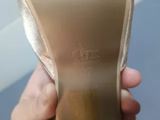 Zapatos de tacón dorados