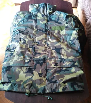 Traje de tormenta camuflaje boscoso