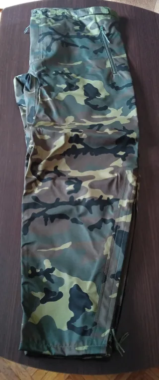 Traje de tormenta camuflaje boscoso