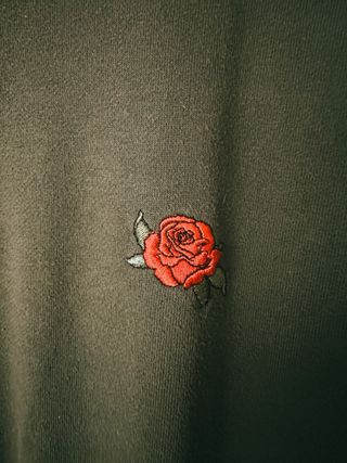 Sudadera H&M verde con bordado de rosa