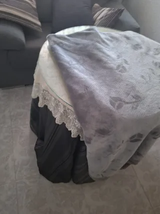 Mesa camilla redonda con cristal y faldillas