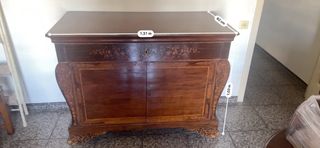 Cómoda antigua con marquetería floral