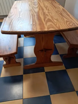 Mesa y 2 bancos madera maciza