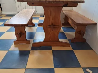 Mesa y 2 bancos madera maciza