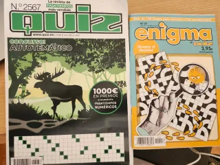 Dos revistas de crucigramas y pasatiempos
