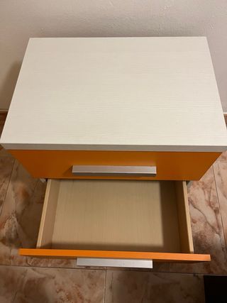 Mesita de noche naranja y blanca con ruedas