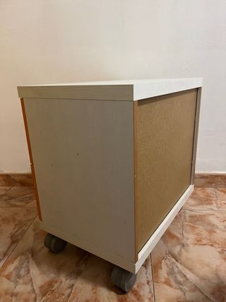 Mesita de noche naranja y blanca con ruedas