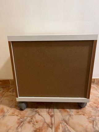 Mesita de noche naranja y blanca con ruedas