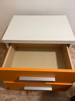 Mesita de noche naranja y blanca con ruedas