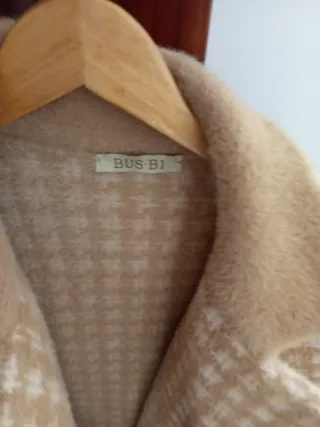 Abrigo de cuadros beige y blanco