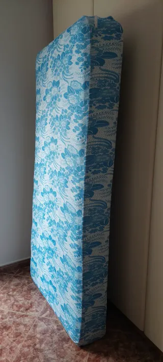 Se vende en pack somier y colchón de 190x90 cm.
