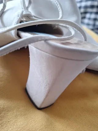 Zapatos destalonados tacón atados beige