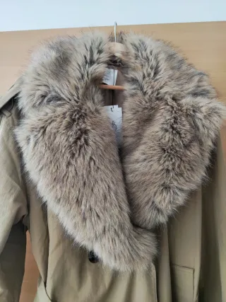 Gabardina beige con cuello de pelo
