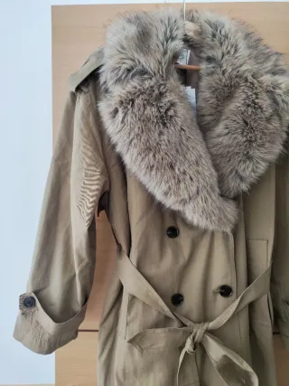 Gabardina beige con cuello de pelo