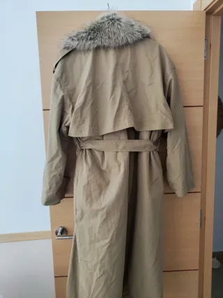 Gabardina beige con cuello de pelo