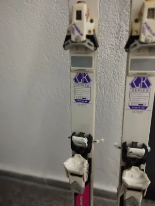 Esquí con fijación y bastones