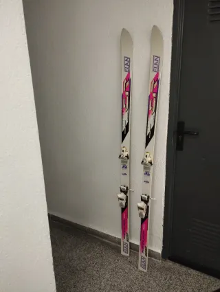 Esquí con fijación y bastones