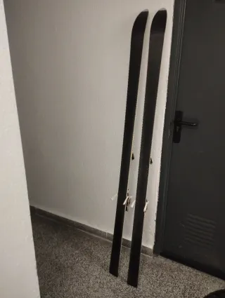 Esquí con fijación y bastones