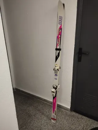 Esquí con fijación y bastones