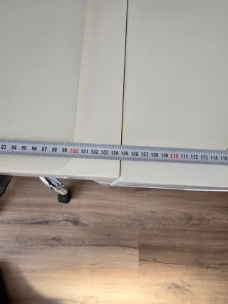 Escritorio con cajonera adicional y silla con rued