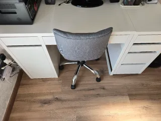 Escritorio con cajonera adicional y silla con rued