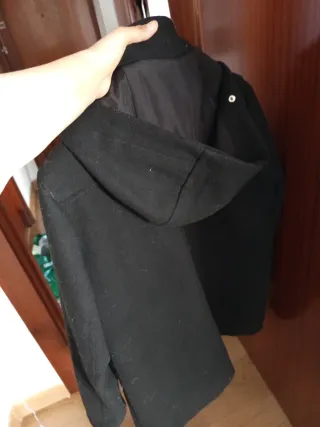 Abrigo negro Zara con capucha