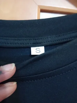 Camiseta Negra con Rosas Rojas