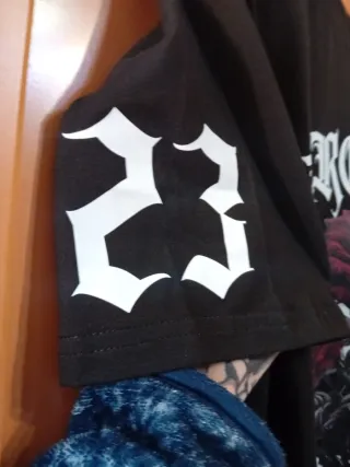 Camiseta Negra con Rosas Rojas