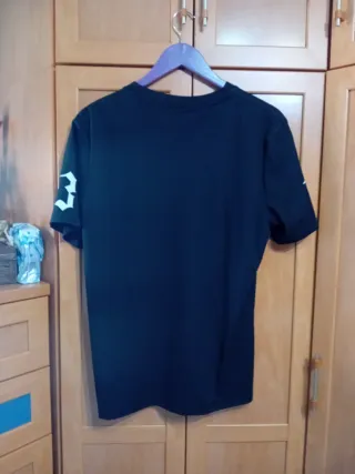 Camiseta Negra con Rosas Rojas